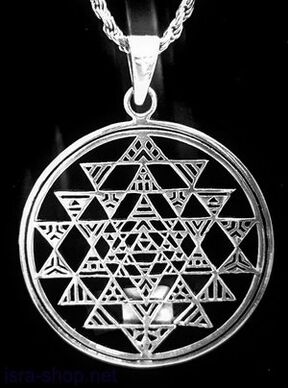 amulet លោហៈដែលទាក់ទាញសំណាងល្អនៅក្នុងទម្រង់នៃ pendant មួយ។
