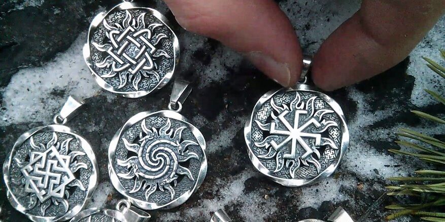 Amulets Slavic ដែលទាក់ទាញទ្រព្យសម្បត្តិធ្វើពីប្រាក់